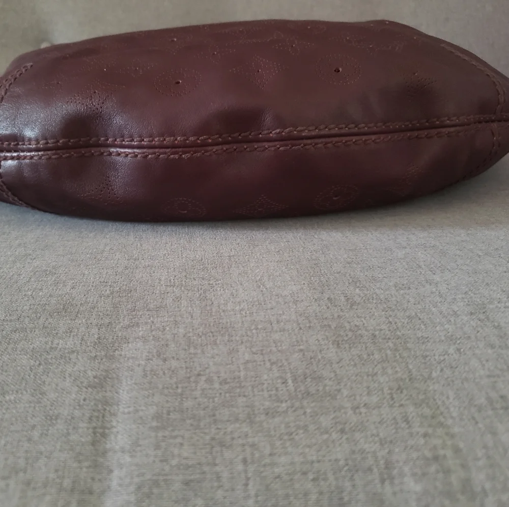 LIKE NEW LV Hobo - Picture 3 of 10
